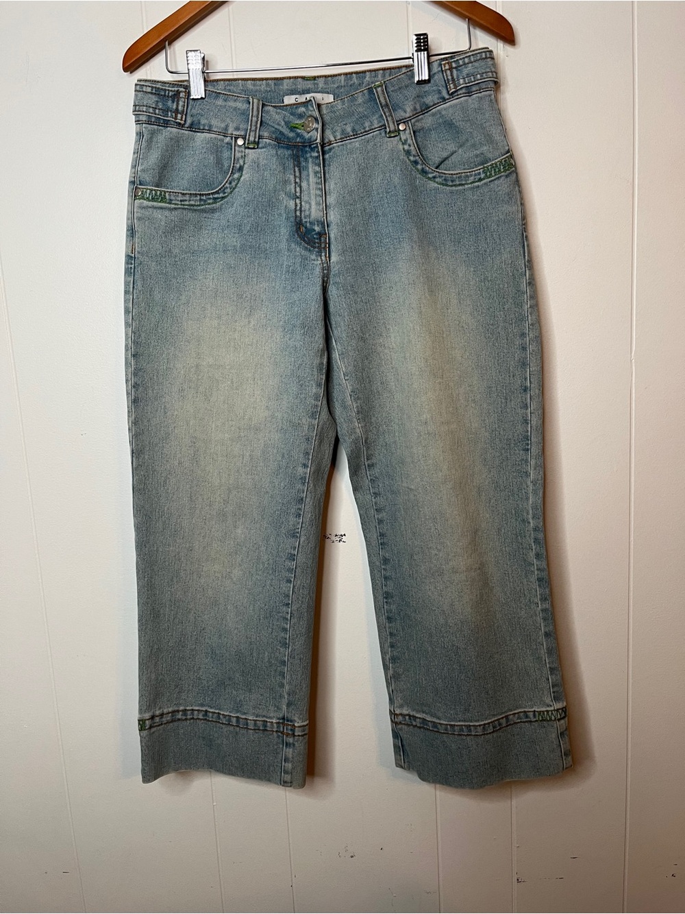 Cabi Light Wash Wide Leg Denim Capris Size 6 with button tabs Y2K
